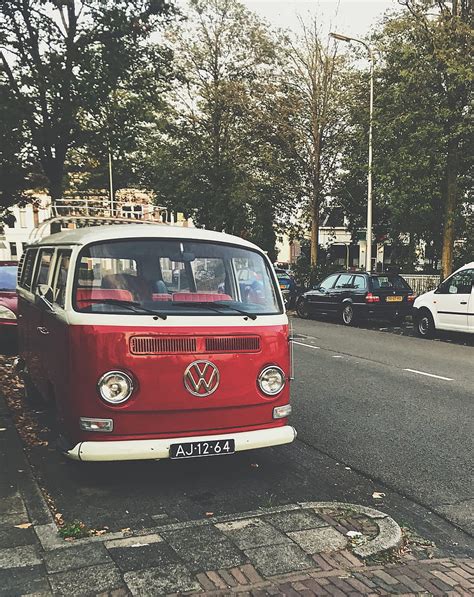 Volkswagen Combi Rouge Stock Mobil Vw Combi Retro Fond D Cran De