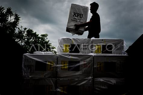 Distribusi Logistik Pemilu 2024 Di Kpu Penajam Antara Foto