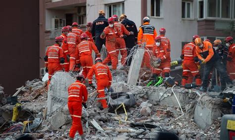 91 horas após terremoto na Turquia menina de 4 anos é resgatada