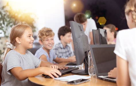 Garoto E Garota Aprendendo A Trabalhar No Computador Na Sala De Aula