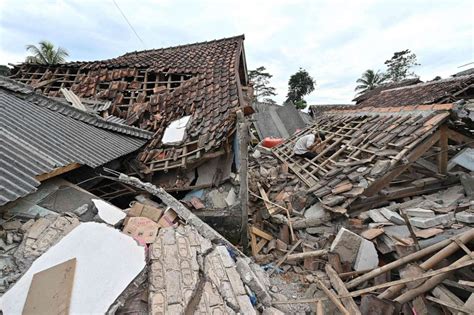 Death toll from Indonesia earthquake rises to 271 as search effort ...