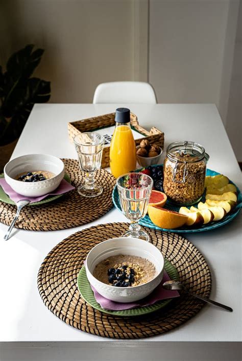 Desayuno Fresco Nutritivo Con Avena Y Zumo De Naranja En Una Mesa