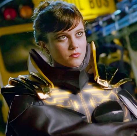 Mary Elizabeth Winstead In Black And Yellow