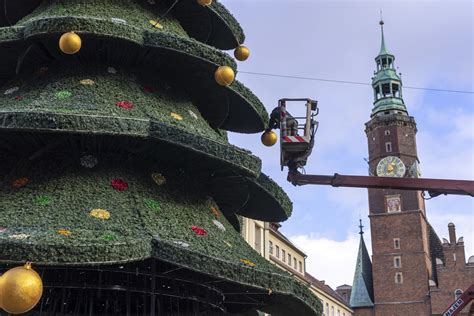 Rozbierają choinkę w Rynku