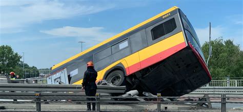 Warszawa tragiczny wypadek autobusu Pojazd spadł z wiaduktu