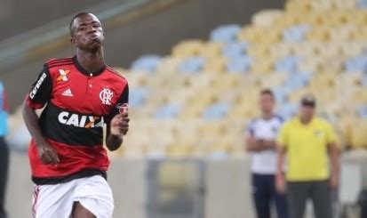 Flamengo renova contrato de Vinícius Júnior