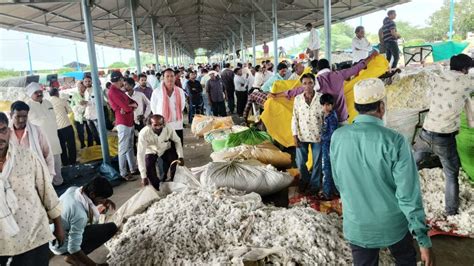 कपास का दाम कम मिलने से गुस्साए किसानों ने बंद किया मंडी का गेट जमकर