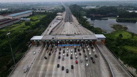 Lalin Gerbang Tol Cikampek Utama Sepi Pemudik H 3 Lebaran Foto