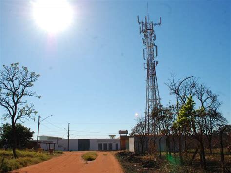 Operadora têm até amanhã para retirar torre de telefonia perto de