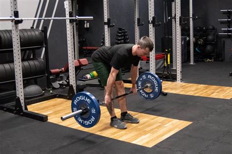 Martwy ciąg na prostych nogach w szczegółach Fitnessowy NET