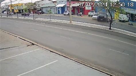 Vídeo Motorista perde controle de caminhonete de ré e atinge