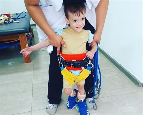 Garoto paralisia cerebral gera mobilizaÃÃo por aparelho simulador