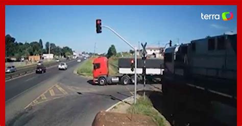 Caminh O Parte Ao Meio Em Acidente Envolvendo Trem No Paran Terra