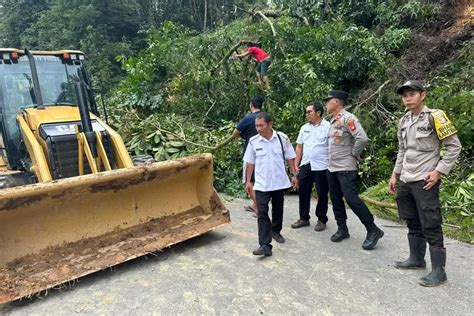 Longsor Tutup Jalan Raya Ngabang Serimbu Di Desa Engkadu Warga Dan