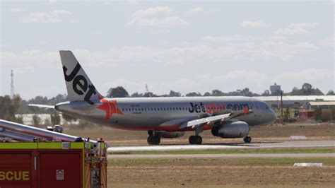 Mildura Airport incident: Jetstar Flight JQ660 makes emergency landing ...