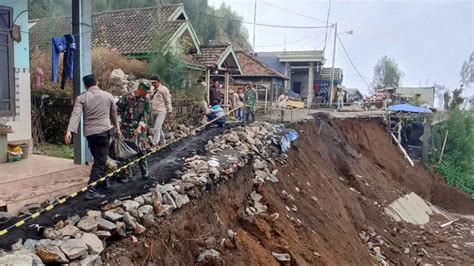 Sehari Longsor Terjang Tebing Di Lereng Bromo Pantura