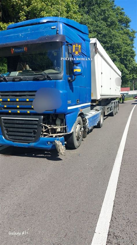 Trafic blocat pe Valea Oltului din cauza unui accident între o mașină