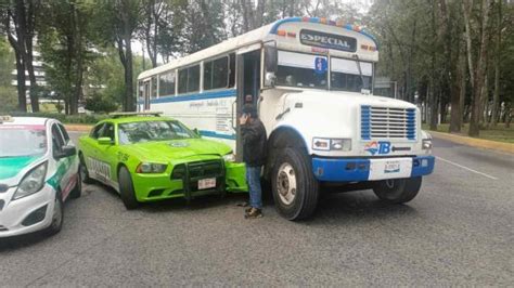 Patrulla de Tránsito y urbano chocan en avenida de Xalapa