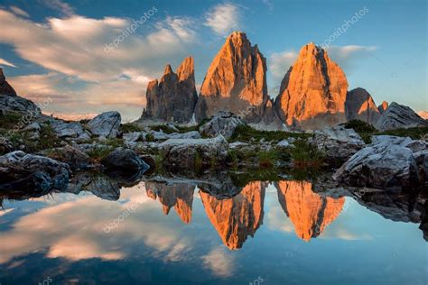 Tre Cime Di Lavaredo Con Riflessione Nel Lago Al Tramonto Dolomit