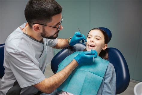 Os Dentes Masculinos Novos De Menina De Verifica O Do Dentista Mant M