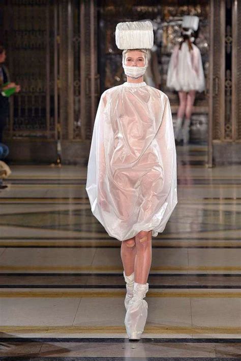 La Sfilata Choc Di Pam Hogg Modelle Nude In Passerella Olycom Il