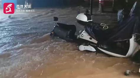 广西玉林暴雨致严重内涝：电动车被洪水卷走 部分村镇道路塌方广西暴雨内涝新浪新闻