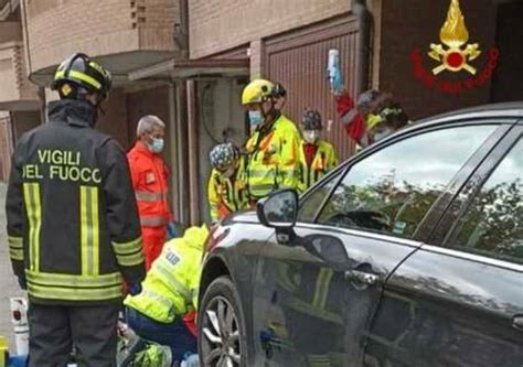 Reggio Emilia Enne Muore Schiacciato Dalla Sua Auto In Garage La