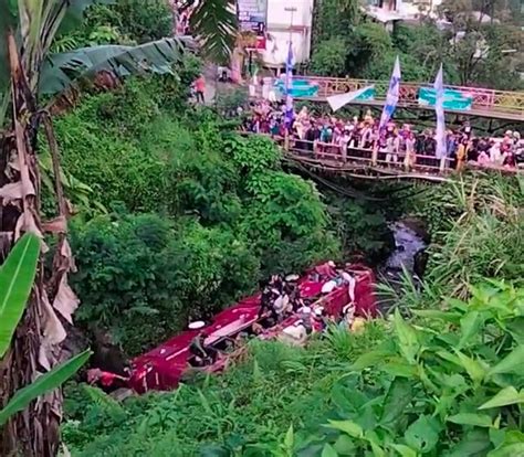 Inalillahi Bus Pariwisata Masuk Jurang Di Guci Tegal