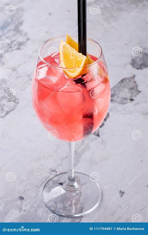 Litaliano Classico Aperol Spritz Il Prosecco Del Cocktail Laperitivo Ed Il Selz Consistenti