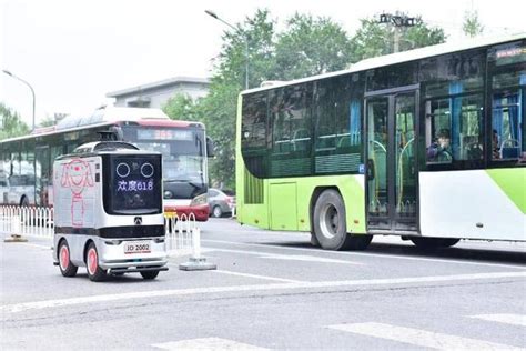 能等红绿灯还能自动避障，京东配送机器人走上北京街头