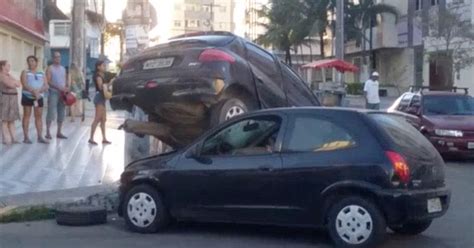 G Carros Batem Em Cruzamento Na Praia Do Morro Em Guarapari Es