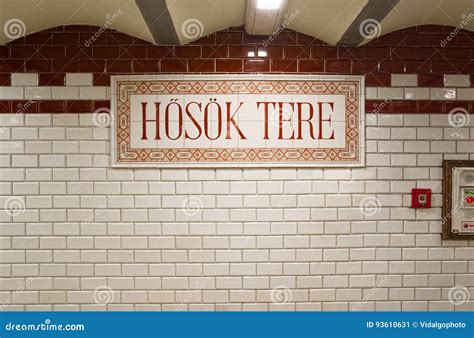 Estación De Metro Del Cuadrado Del De Los Héroes En Budapest Hungría