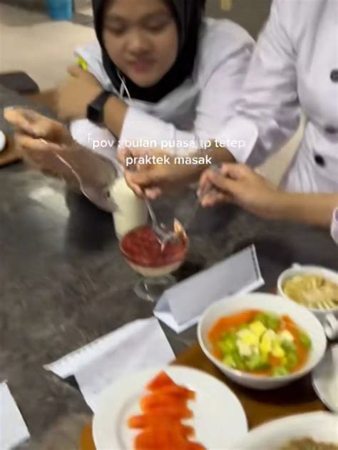 Viral Siswa Tata Boga Praktik Masak Saat Puasa Memelas Tahan Godaan