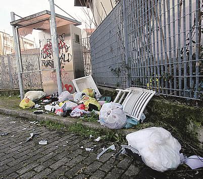 Monza Rifiuti E Abbandono Nel Parcheggio Di Sobborghi Il Cittadino