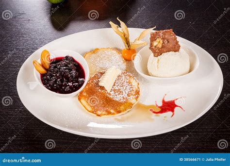 Crepes Dulces Sabrosas Con Helado De La Vainilla Imagen De Archivo