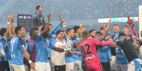 Il Napoli batte la Fiorentina ed è campione pure in casa scoppia la