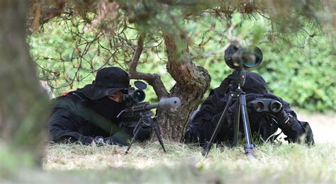 ROK Marine Corps Military Police sniper and spotter : r/MilitaryFans