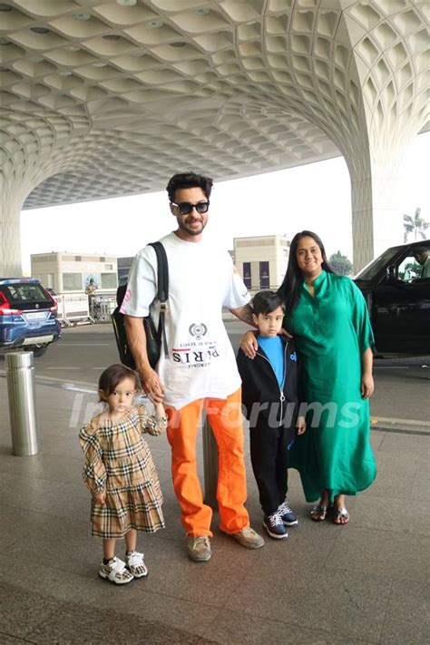 Aayush Sharma, Arpita Khan spotted with their kids at the Mumbai airport Photo