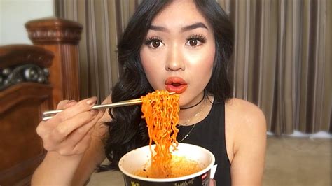 FIRE NOODLE CHALLENGE - YouTube