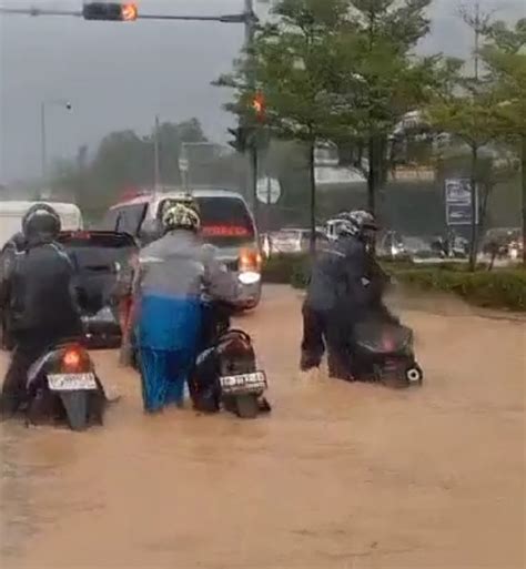 Banjir Di Sejumlah Titik Jalan Di Batam Motor Mogok Metropolis