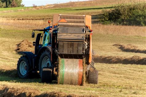 Tractor Azul En Un Campo De La Mostaza En La República Checa Campo