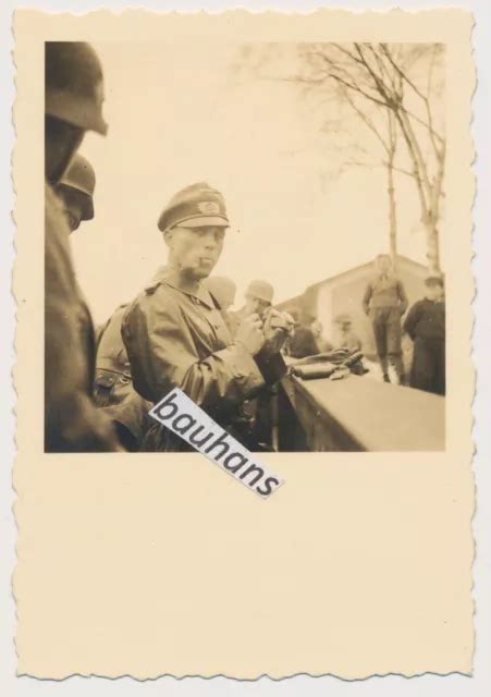 FOTO WEHRMACHT OFFIZIER Soldaten Stahlhelm Bahnhof 1940 7836x EUR 5