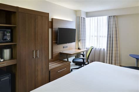 Holiday Inn Express Toronto - Downtown Toronto, Ontario, CA - Reservations.com