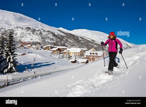 Snowshoe Hi Res Stock Photography And Images Alamy