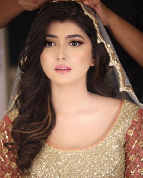 gorgeous shehreen captured     final touches   mehndi
