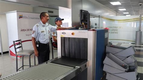 Oficiales De Seguridad Aeroportuaria Hombres Y Mujeres Con Alto Sentido De Responsabilidad Y