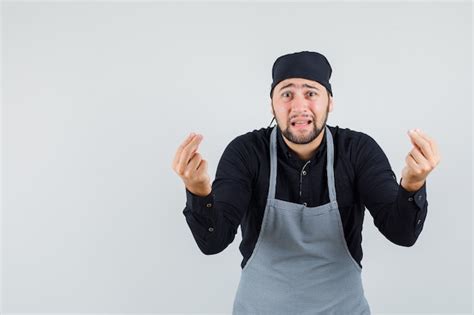 Cozinheiro Masculino Gesticulando Os Dedos Na Camisa Avental E