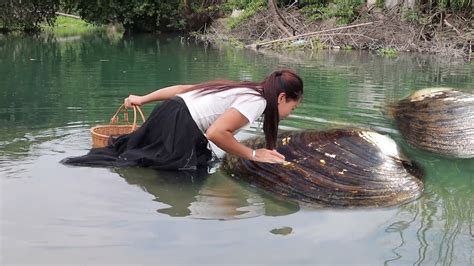 The Girl Picked Up A Huge Clam And Saw A Magnificent Sea Of Pearls In