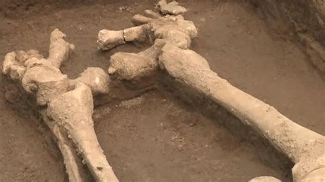 Scheletri Completi Di Giganti Trovati In Rovine Cinesi Di Anni