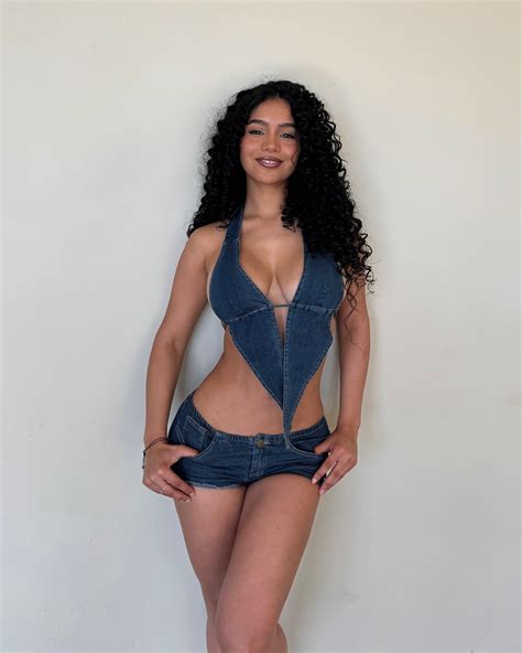 Barbara Ramirez | otro set de jean súper cute 💙@FashionNova | Instagram